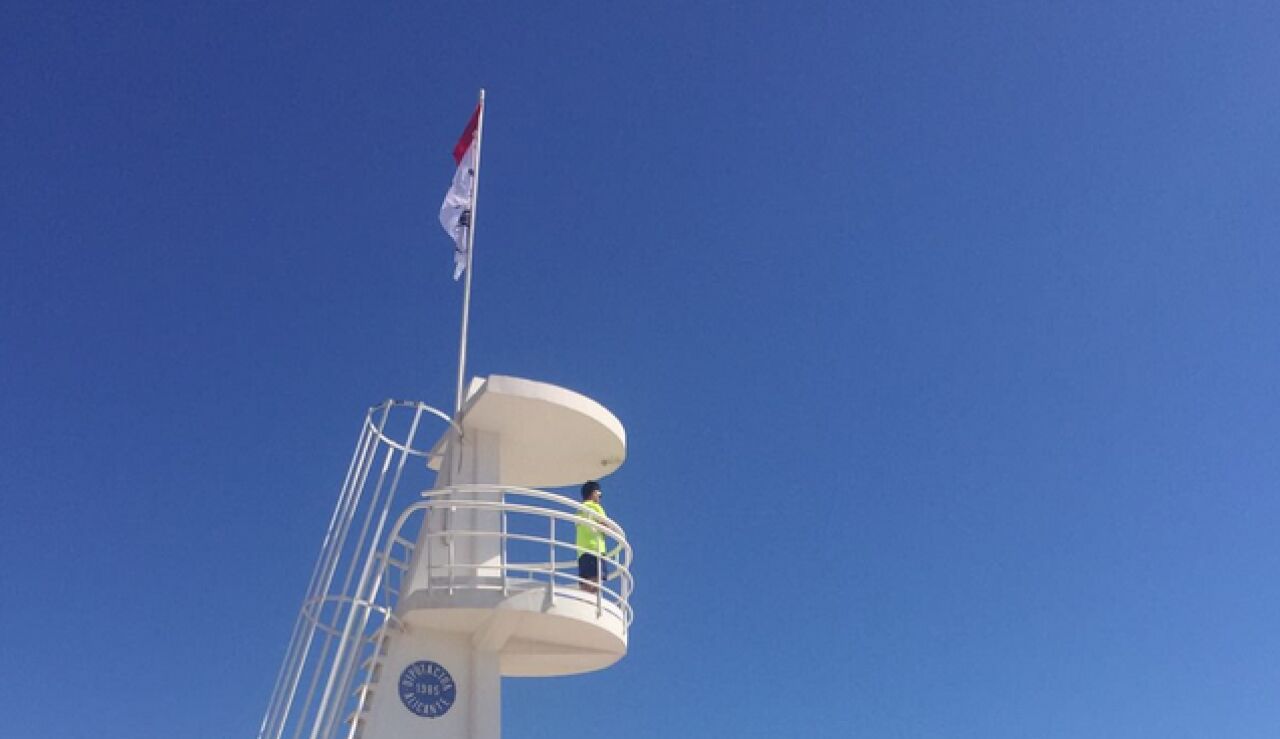 Puesto de vigilancia de socorristas en una playa de Elche con bandera rojo