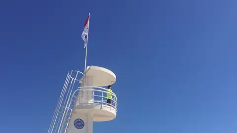 Puesto de vigilancia de socorristas en una playa de Elche con bandera rojo Puesto de vigilancia de socorristas en una playa de Elche con bandera rojo