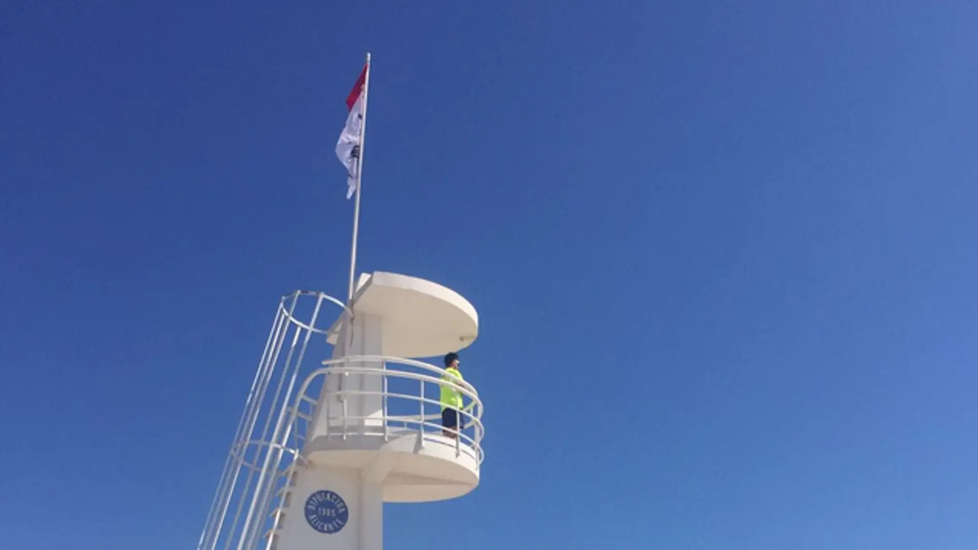 Puesto de vigilancia de socorristas en una playa de Elche con bandera rojo Puesto de vigilancia de socorristas en una playa de Elche con bandera rojo