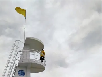 Bandera amarilla en una playa española Bandera amarilla en una playa española