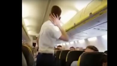 Un azafato de vuelo sorprende a los pasajeros bailando al ritmo de Britney Spears