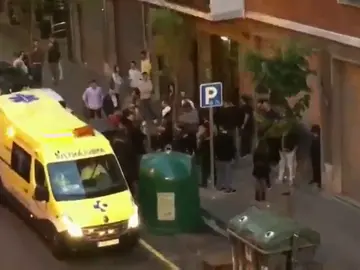 Jóvenes que tiene que ser atendidos por beber mientras otros orinan delante de la ertzaintza Jóvenes que tiene que ser atendidos por beber mientras otros orinan delante de la ertzaintza