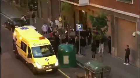 Jóvenes que tiene que ser atendidos por beber mientras otros orinan delante de la ertzaintza Jóvenes que tiene que ser atendidos por beber mientras otros orinan delante de la ertzaintza