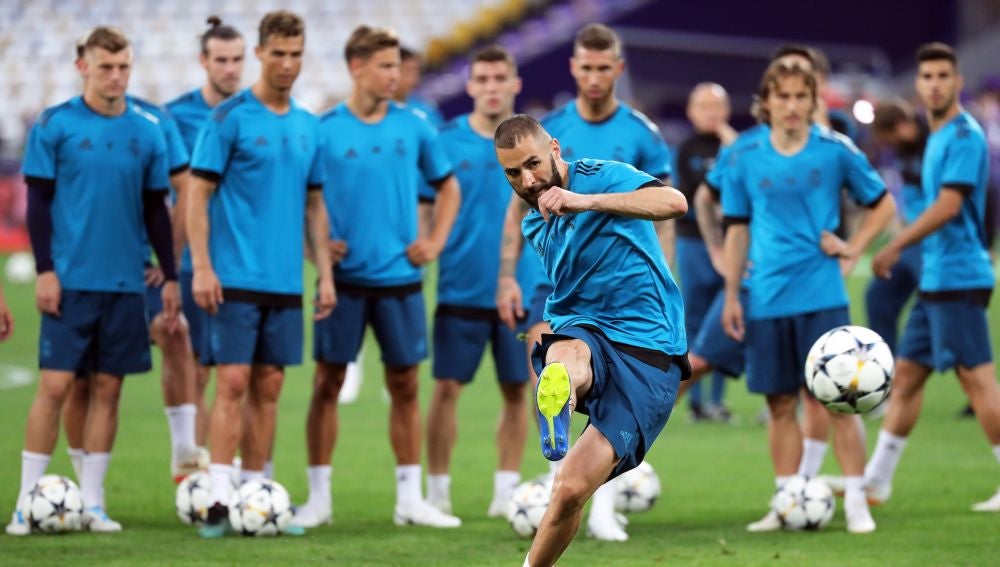 Benzema tira a puerta en el entrenamiento del Real Madrid
