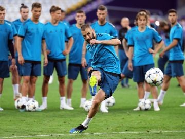 Benzema tira a puerta en el entrenamiento del Real Madrid