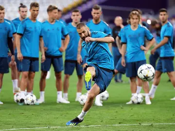 Benzema tira a puerta en el entrenamiento del Real Madrid Benzema tira a puerta en el entrenamiento del Real Madrid