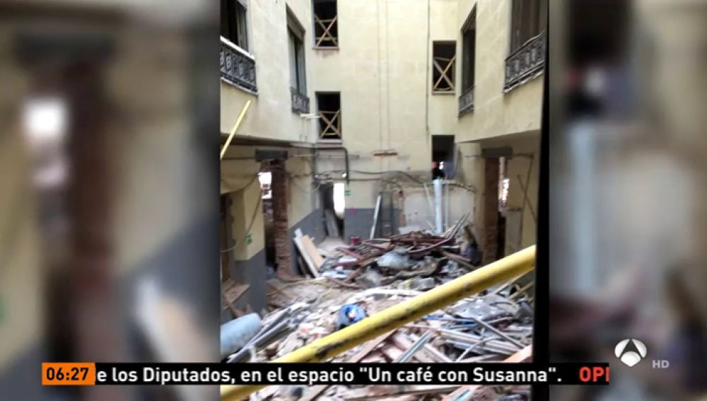 La lluvia complica el trabajo de los bomberos en la tercera noche desde el derribo de un edificio en Madrid