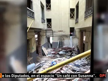 La lluvia complica el trabajo de los bomberos en la tercera noche desde el derribo de un edificio en Madrid La lluvia complica el trabajo de los bomberos en la tercera noche desde el derribo de un edificio en Madrid