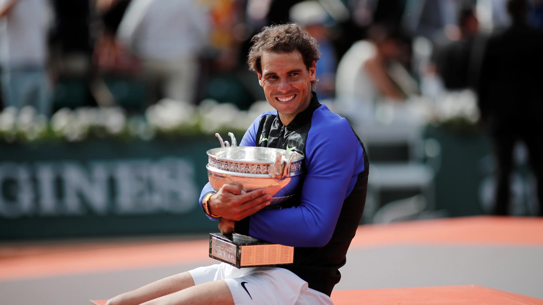 Nadal, con su décimo Roland Garros entre sus brazos Nadal, con su décimo Roland Garros entre sus brazos