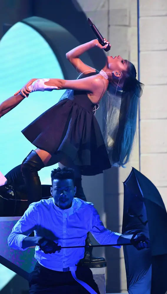 Ariana Grande durante su actuación en los Premios Billboard