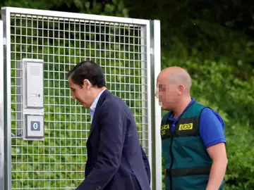 Zaplana llega a la comandancia de la guardia civil para pasar la noche Zaplana llega a la comandancia de la guardia civil para pasar la noche