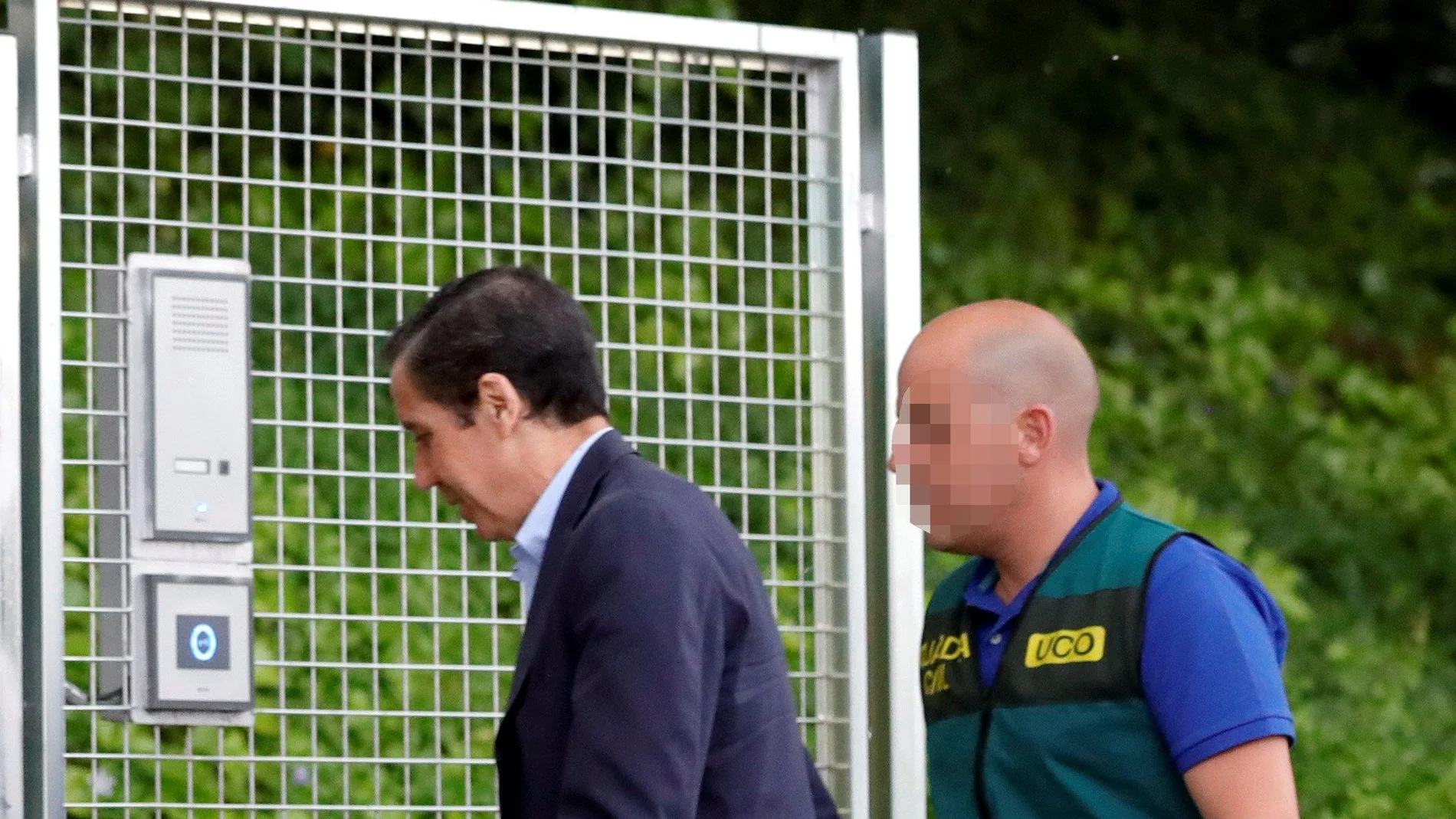 Zaplana llega a la comandancia de la guardia civil para pasar la noche Zaplana llega a la comandancia de la guardia civil para pasar la noche