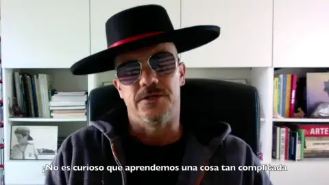Un profesor americano, aclamado en Twitter por sus divertidos vídeos para enseñar inglés Un profesor americano, aclamado en Twitter por sus divertidos vídeos para enseñar inglés