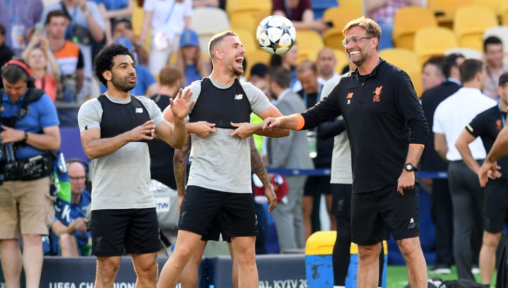 Henderson dialoga con Klopp en el entrenamiento del Liverpool