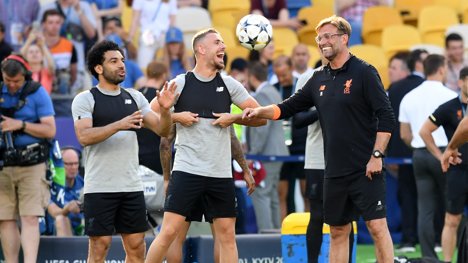 Henderson dialoga con Klopp en el entrenamiento del Liverpool