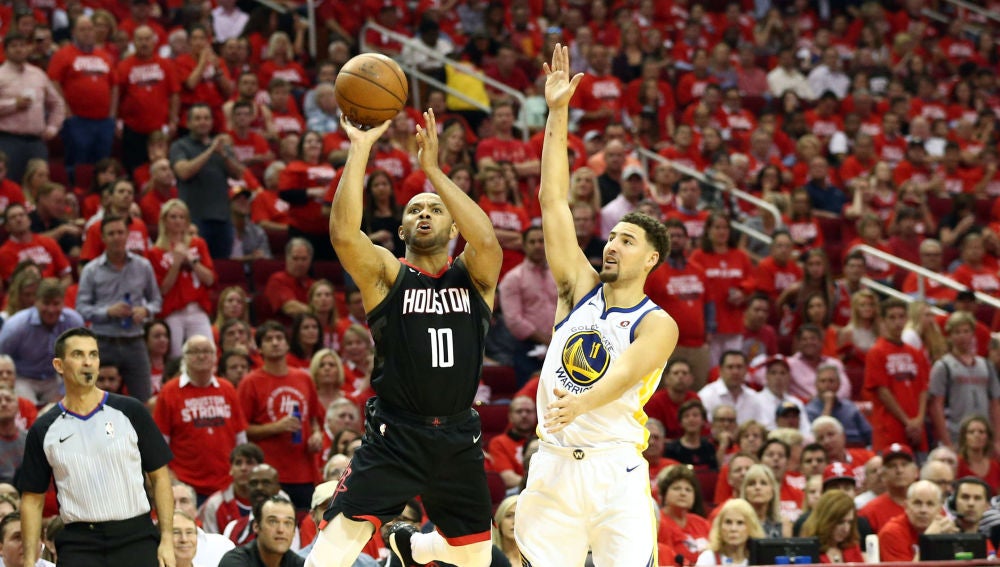 Eric Gordon lanza a canasta ante Klay Thompson