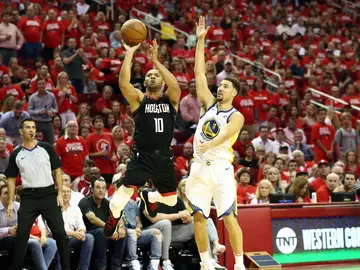 Eric Gordon lanza a canasta ante Klay Thompson Eric Gordon lanza a canasta ante Klay Thompson