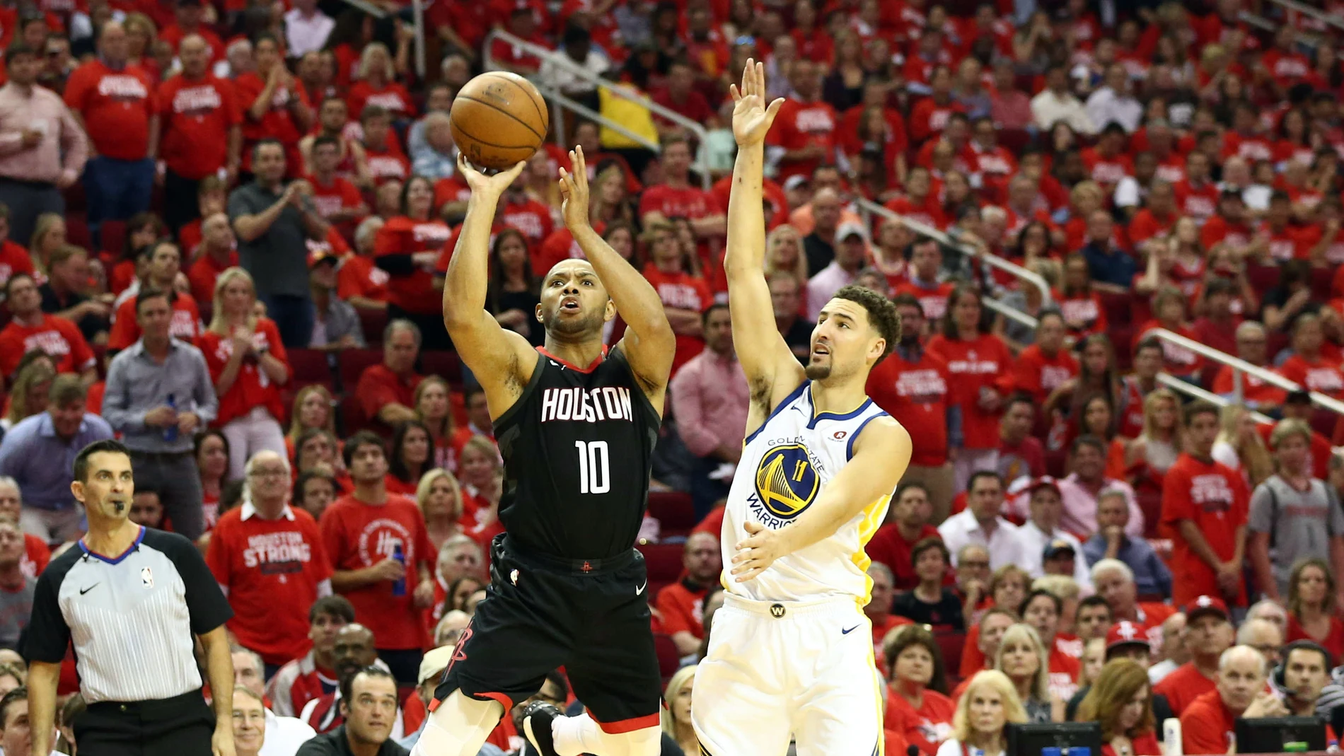 Eric Gordon lanza a canasta ante Klay Thompson Eric Gordon lanza a canasta ante Klay Thompson
