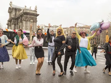 ‘La noche de Rober’ recrea el musical ‘Grease’ por las calles de Madrid ‘La noche de Rober’ recrea el musical ‘Grease’ por las calles de Madrid