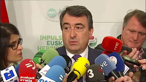 El PNV, dispuesto a hablar con PSOE de la moción de censura para saber su planteamiento sobre Euskadi y Cataluña El PNV, dispuesto a hablar con PSOE de la moción de censura para saber su planteamiento sobre Euskadi y Cataluña