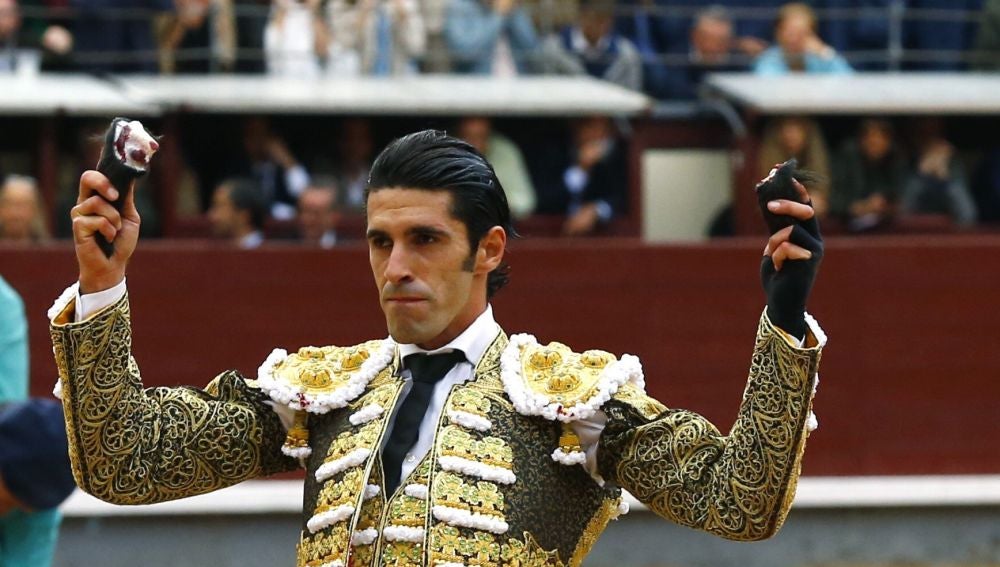 El diestro Alejandro Talavante tras cortar dos orejas en el decimoctavo festejo de la Feria de San Isidro