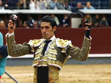 El diestro Alejandro Talavante tras cortar dos orejas en el decimoctavo festejo de la Feria de San Isidro El diestro Alejandro Talavante tras cortar dos orejas en el decimoctavo festejo de la Feria de San Isidro