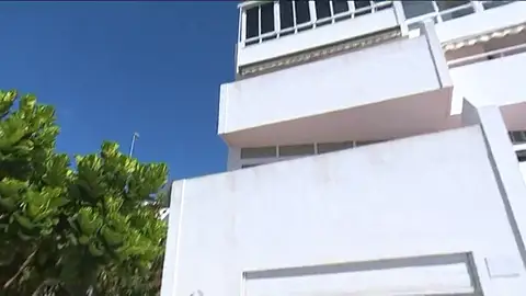 Un hombre intenta matar a sus vecinos con un martillo mientras dormían Un hombre intenta matar a sus vecinos con un martillo mientras dormían