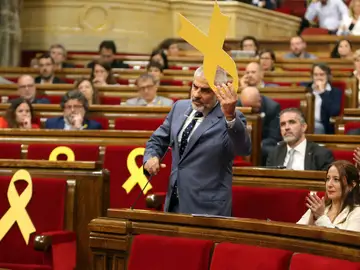 Carrizosa quita un lazo amarillo en el Parlament Carrizosa quita un lazo amarillo en el Parlament
