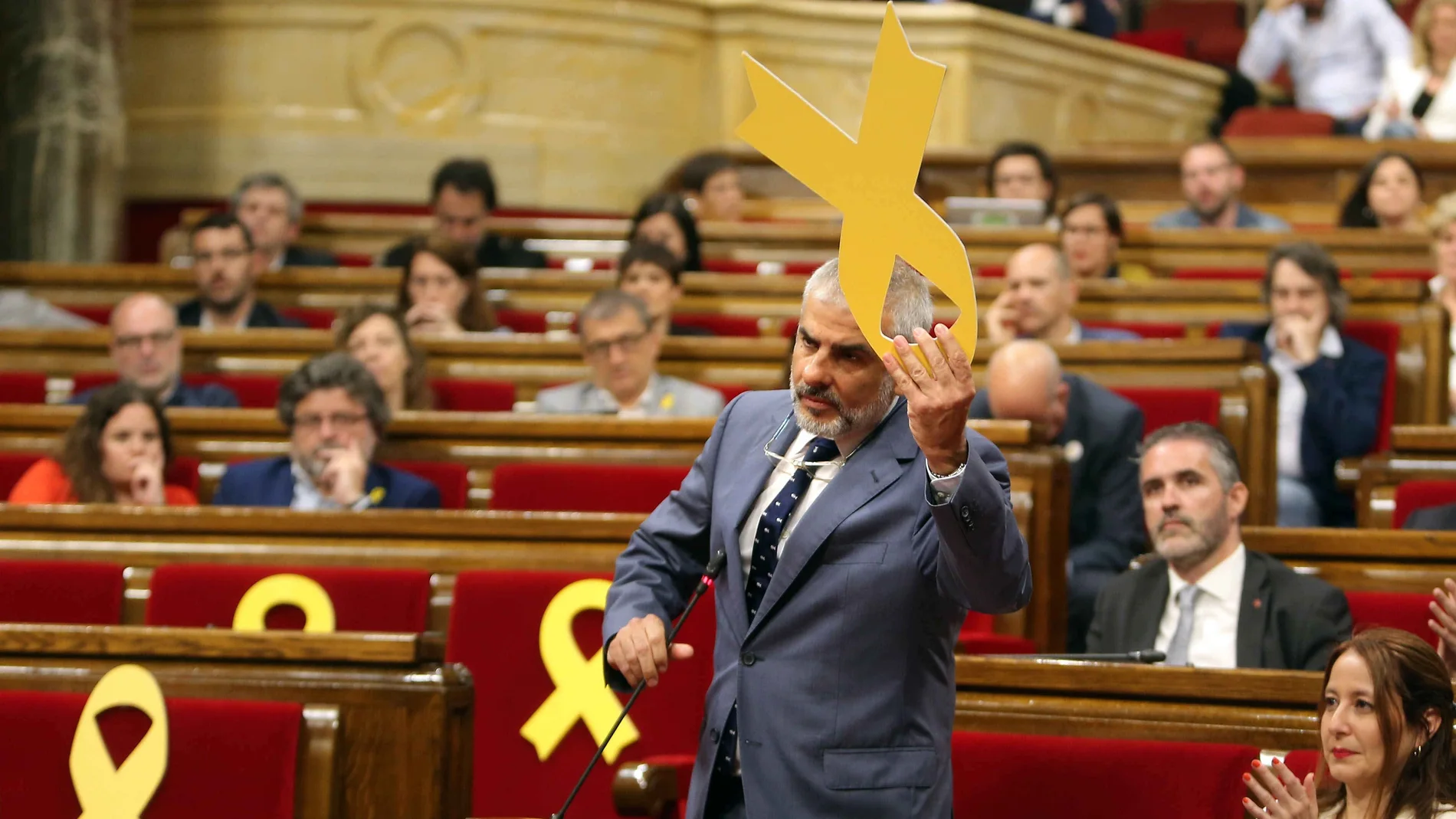 Carrizosa quita un lazo amarillo en el Parlament Carrizosa quita un lazo amarillo en el Parlament