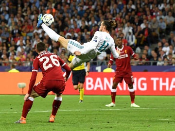 Gareth Bale, en el momento de ejecutar su chilena