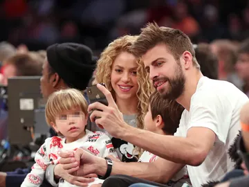 Piqué y Shakira junto a sus hijos Piqué y Shakira junto a sus hijos
