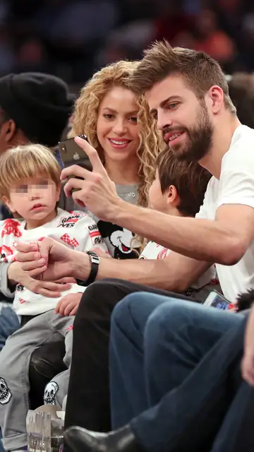 Piqué y Shakira junto a sus hijos Piqué y Shakira junto a sus hijos