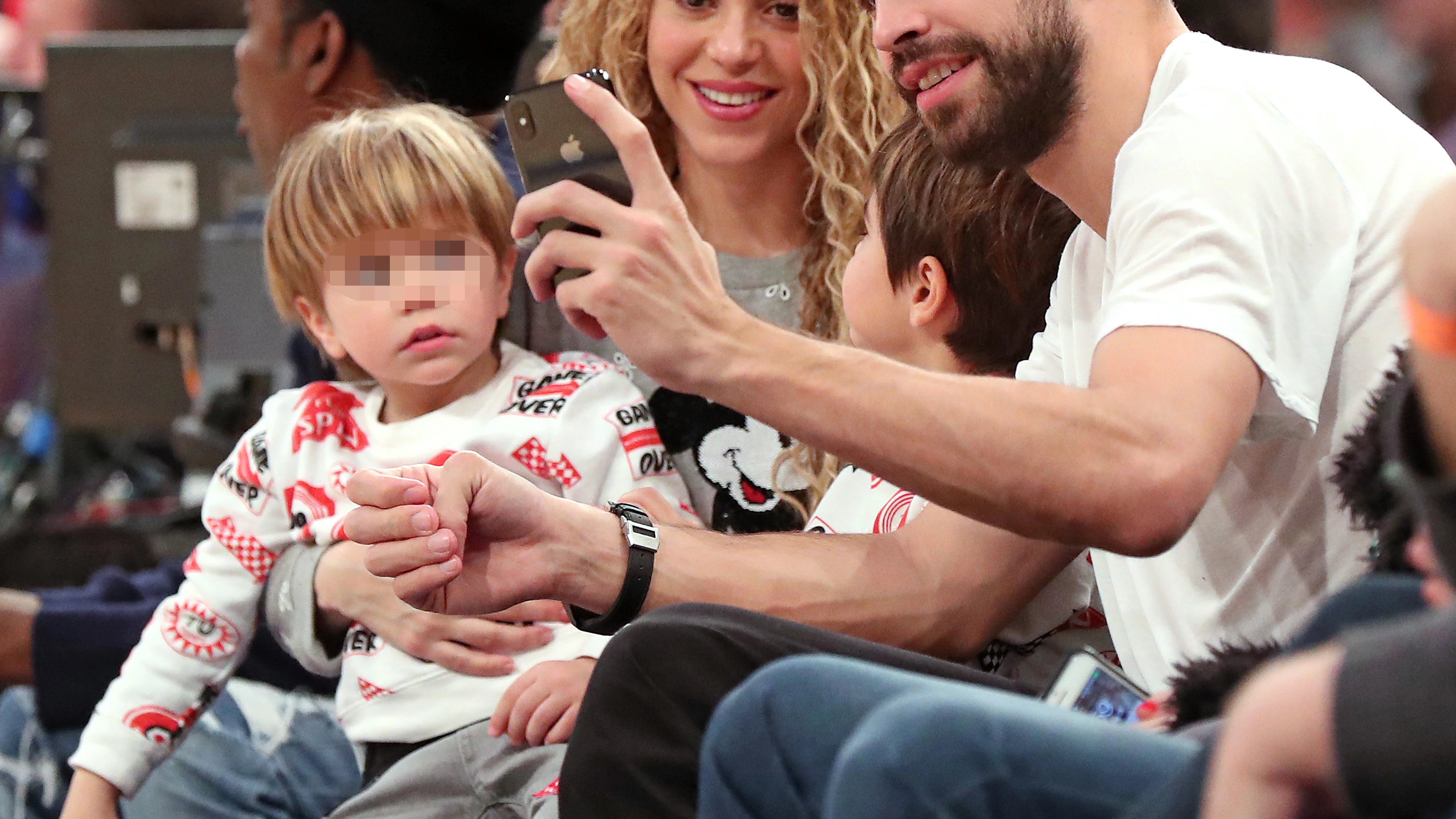Piqué y Shakira junto a sus hijos Piqué y Shakira junto a sus hijos