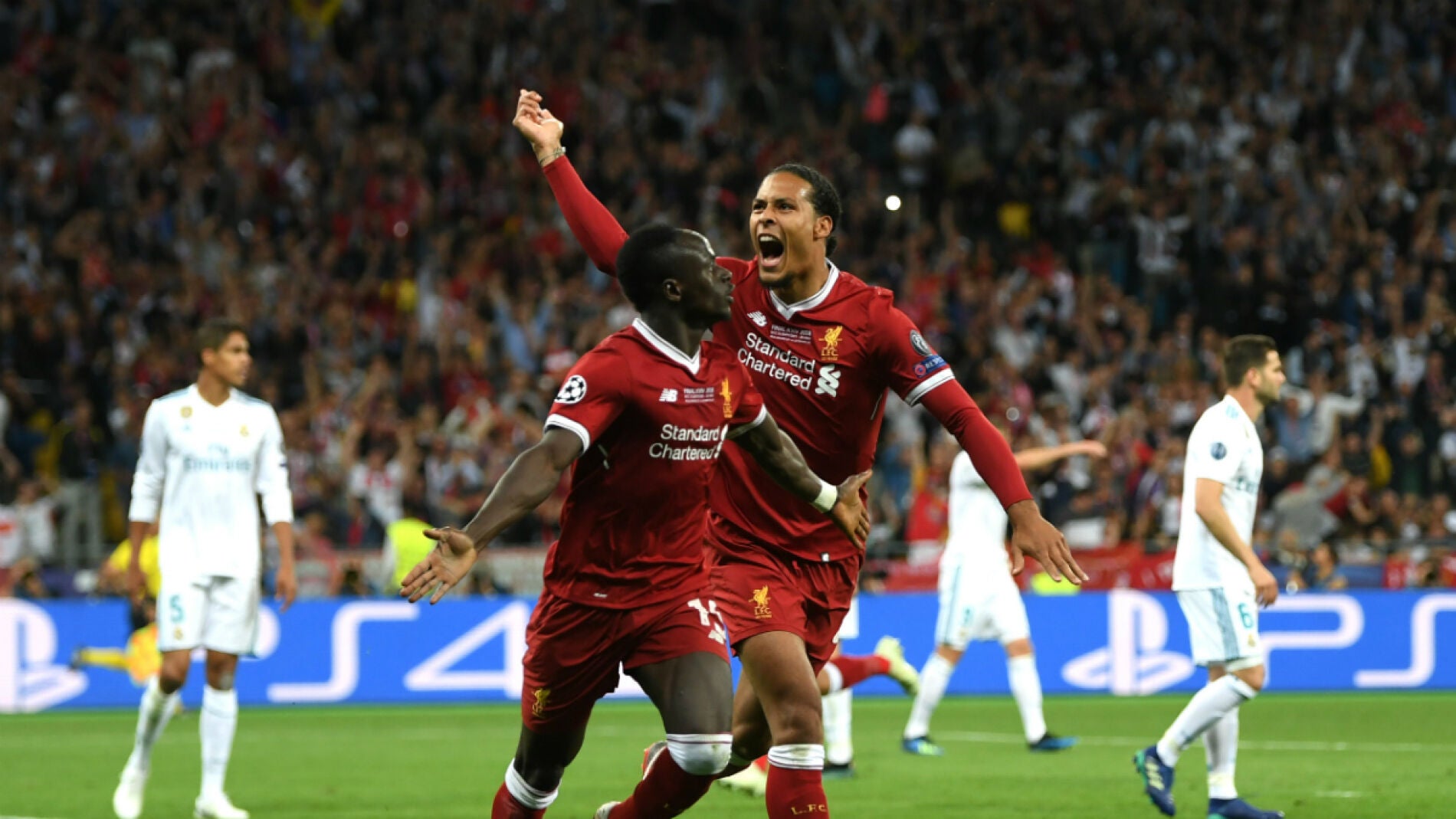 Man&eacute; celebra su gol