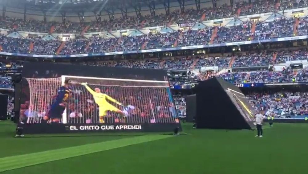 El Bernabéu canta al unísono el himno del Madrid antes de la final de Champions 