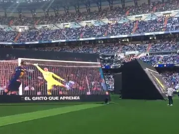El Bernabéu canta al unísono el himno del Madrid antes de la final de Champions El Bernabéu canta al unísono el himno del Madrid antes de la final de Champions