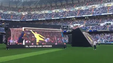 El Bernabéu canta al unísono el himno del Madrid antes de la final de Champions El Bernabéu canta al unísono el himno del Madrid antes de la final de Champions