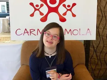 Carmela posa con uno de sus diseños Carmela posa con uno de sus diseños