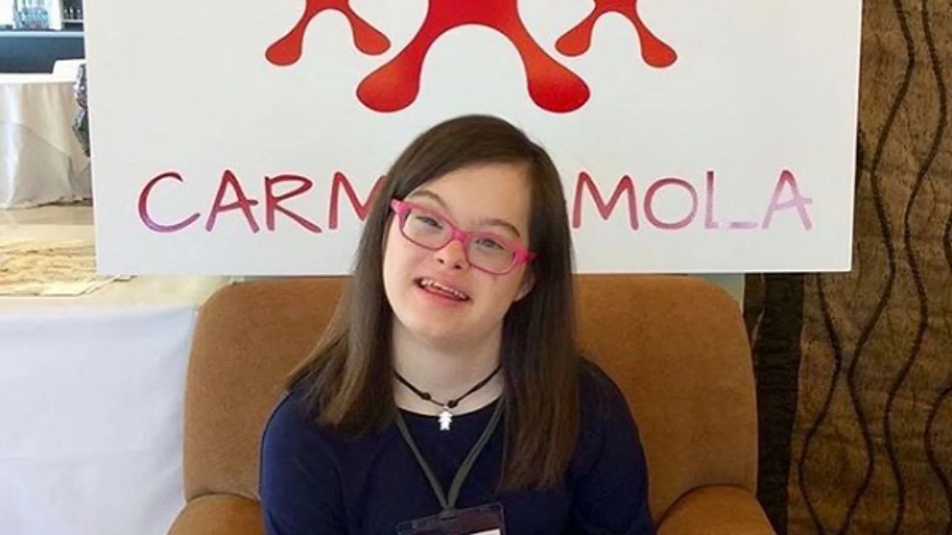 Carmela posa con uno de sus diseños Carmela posa con uno de sus diseños