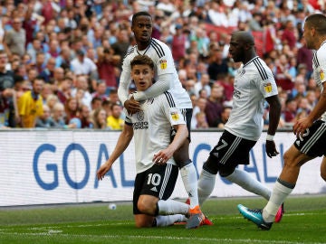 Tom Cairney celebra su gol ante el Aston Villa