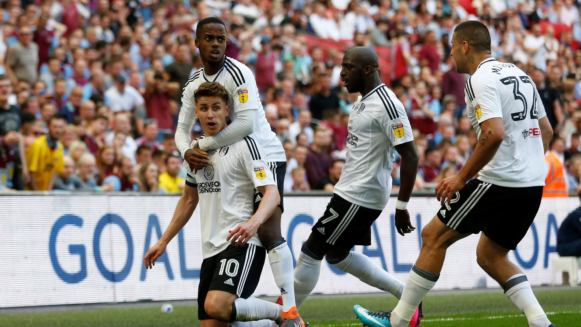Tom Cairney celebra su gol ante el Aston Villa Tom Cairney celebra su gol ante el Aston Villa