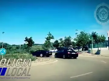 Un coche remolcando a otro Un coche remolcando a otro
