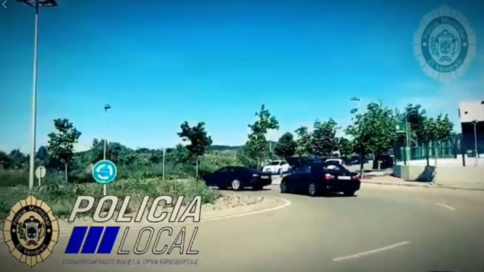 Un coche remolcando a otro Un coche remolcando a otro