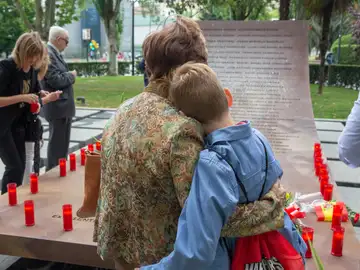 Homenaje de las familias a los 62 militares fallecidos en el accidente del Yak-42 Homenaje de las familias a los 62 militares fallecidos en el accidente del Yak-42
