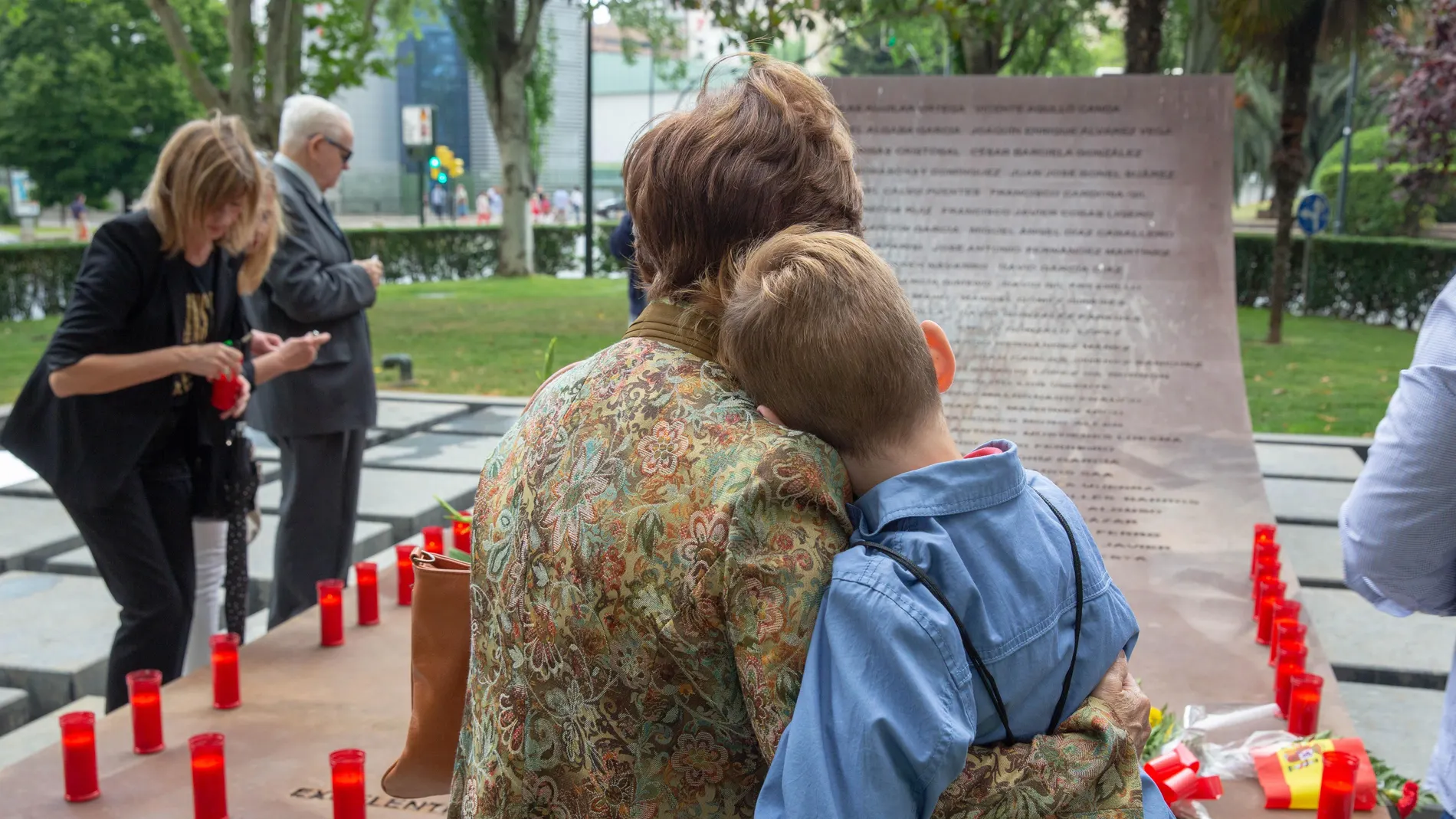 Homenaje de las familias a los 62 militares fallecidos en el accidente del Yak-42 Homenaje de las familias a los 62 militares fallecidos en el accidente del Yak-42