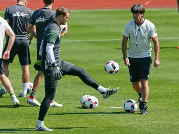Joachim Löw y Manuel Neuer, en un entrenamiento de la selección alemana Joachim Löw y Manuel Neuer, en un entrenamiento de la selección alemana