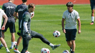 Joachim Löw y Manuel Neuer, en un entrenamiento de la selección alemana