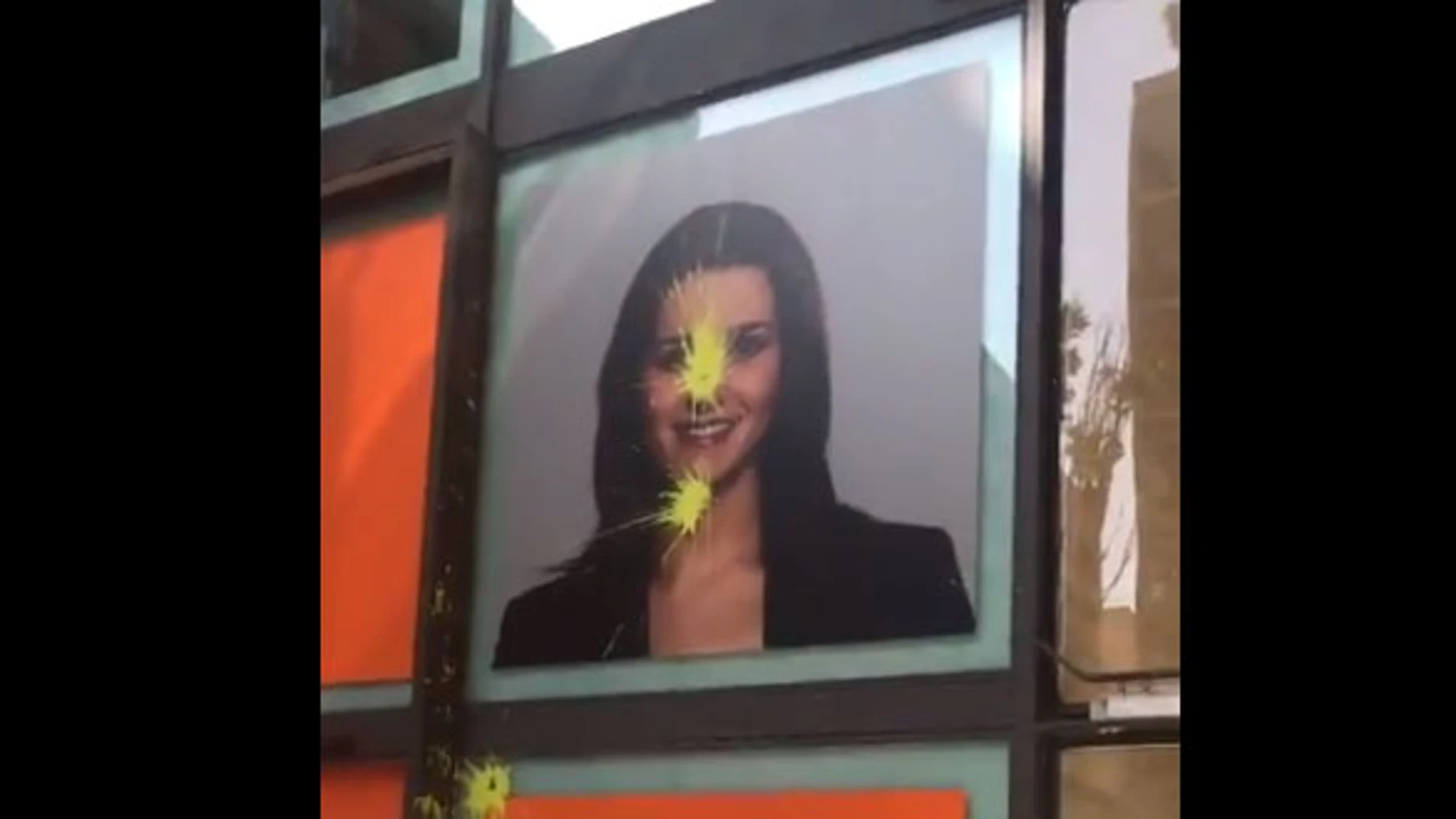 Sede de Ciudadanos con pintadas en Barcelona Sede de Ciudadanos con pintadas en Barcelona