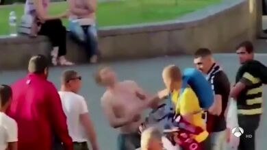 Brutal agresión de un vendedor de bufandas a un aficionado del Liverpool