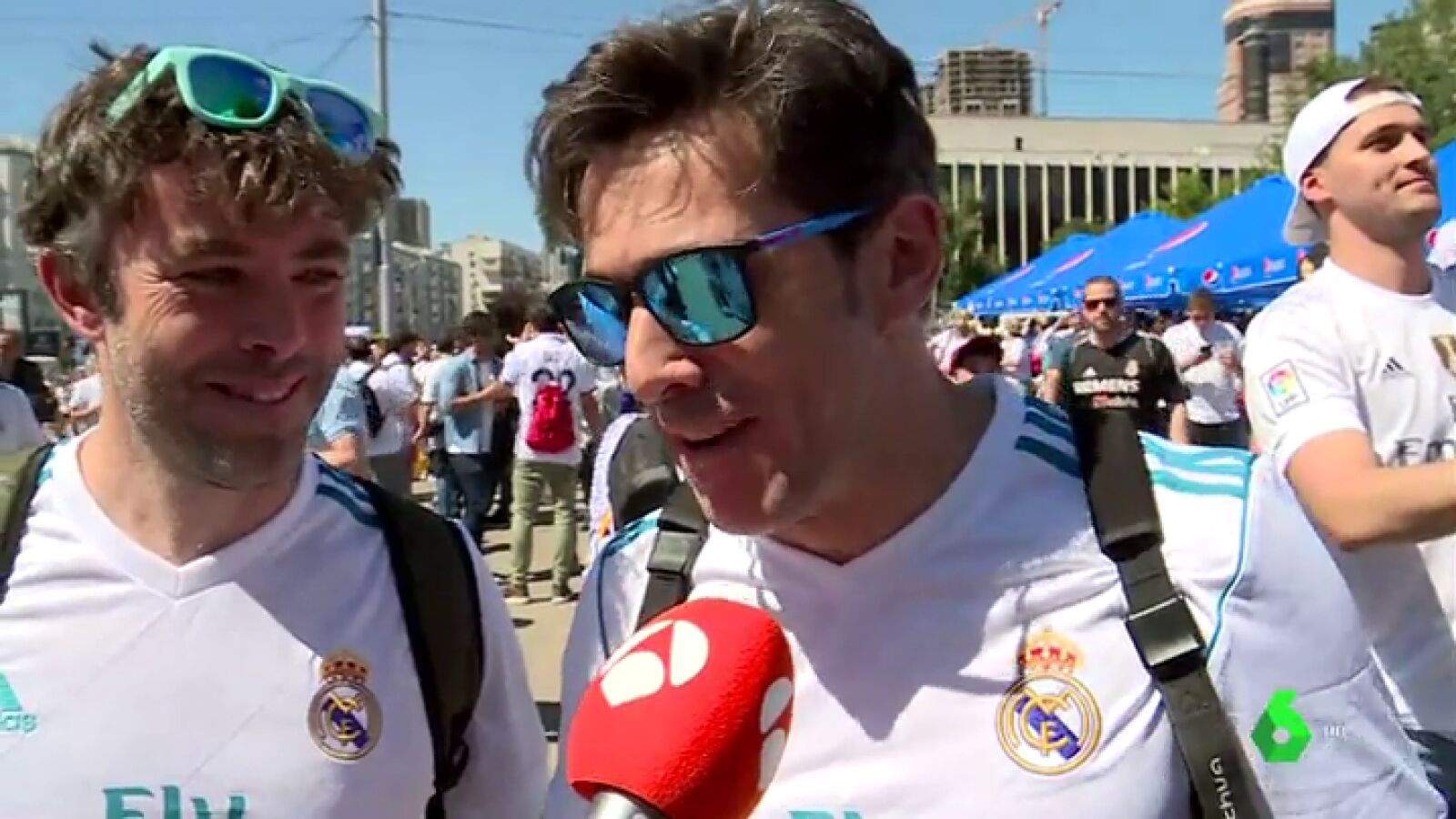 Euforia entre los aficionados del Real Madrid en la Fan Zone en Kiev: 